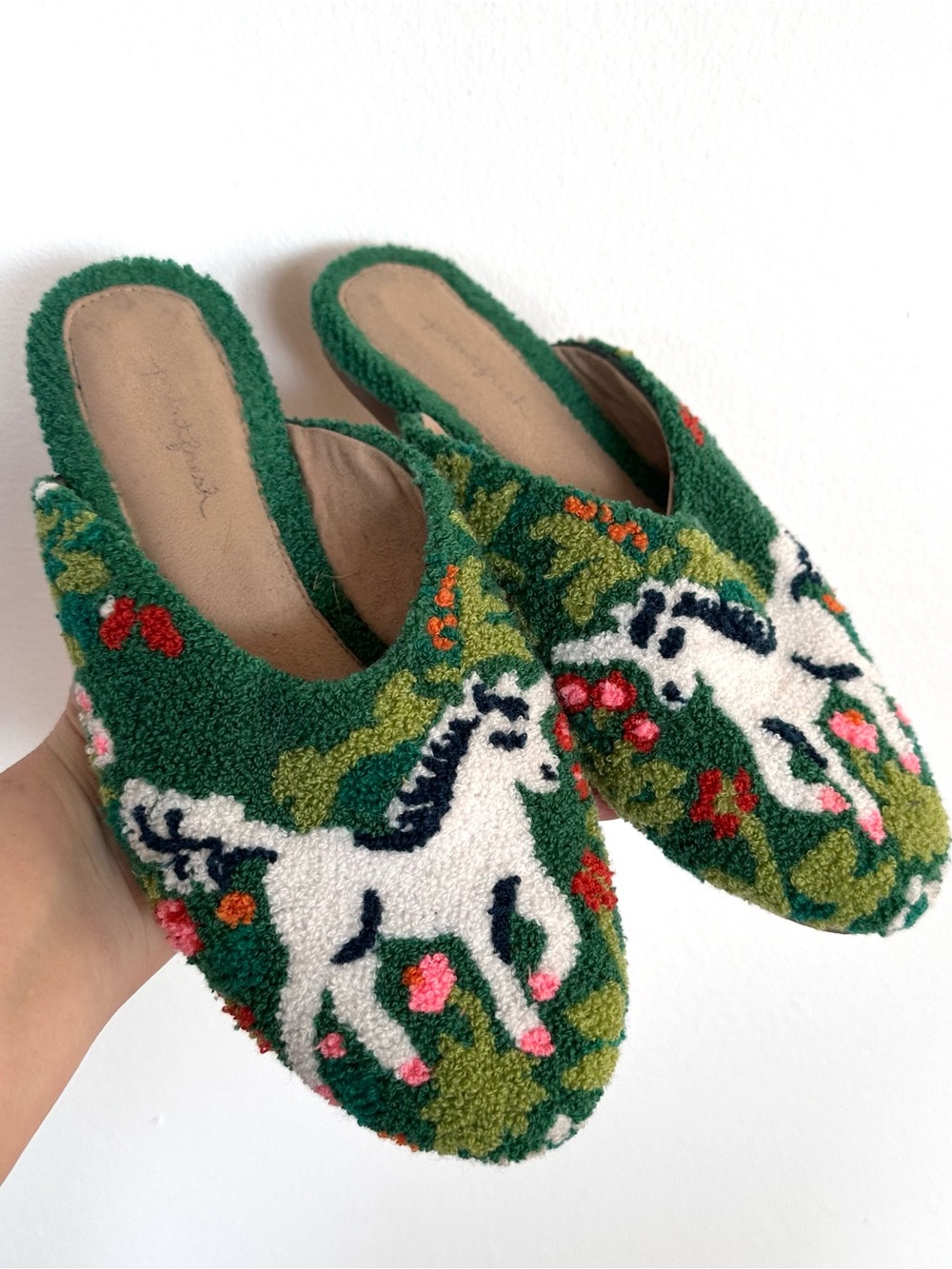 Printfresh Unicorn’s Garden tufted pinch needle slippers mules size 6